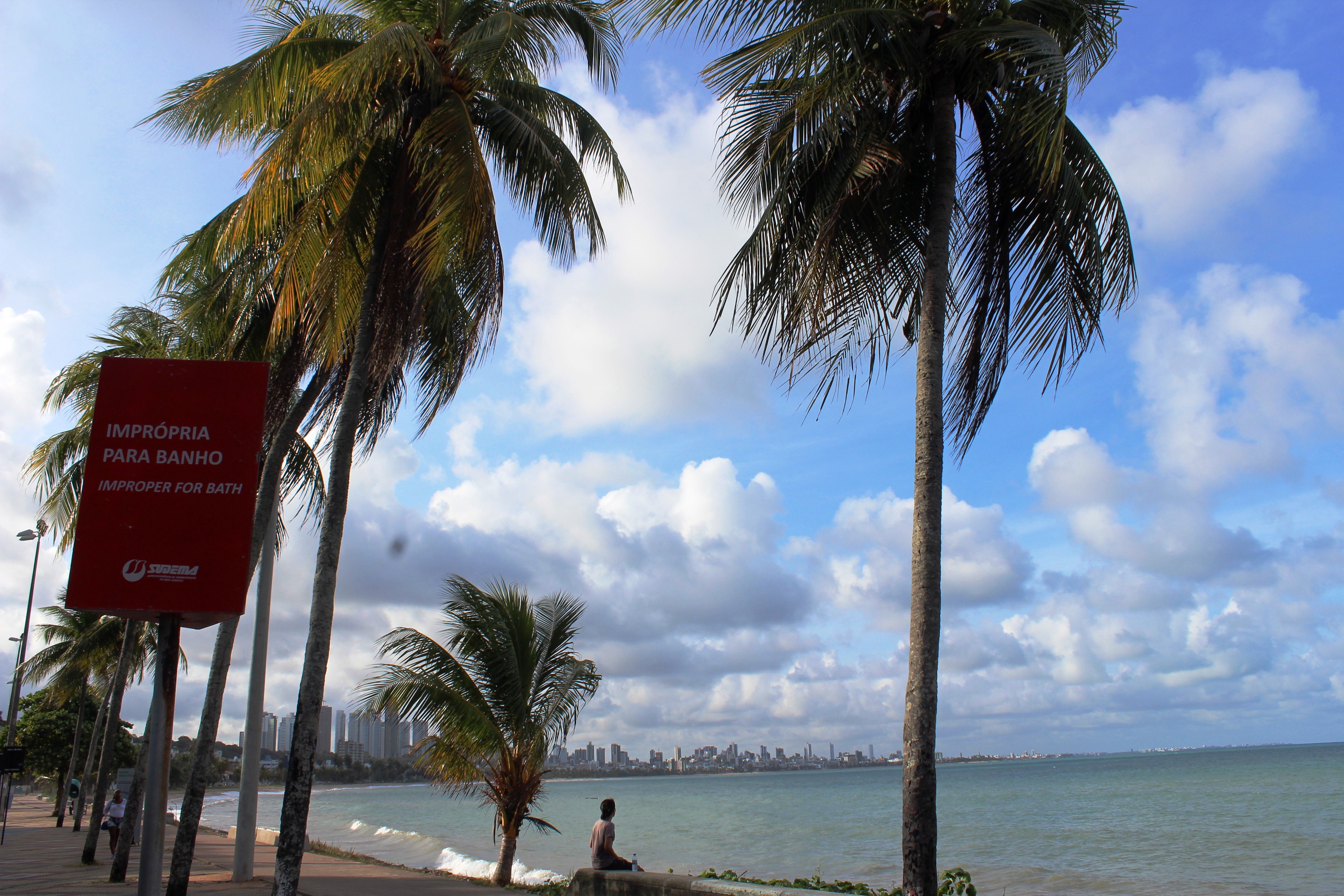Placas de Balneabilidade são espalhadas pelas praias de maior fluxo de banhistas