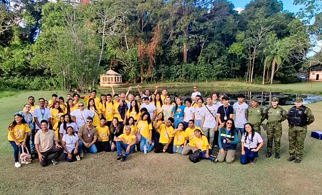 Estudantes participam de vivência ecológica no Jardim Botânico em ação sobre justiça climática e educação ambiental.